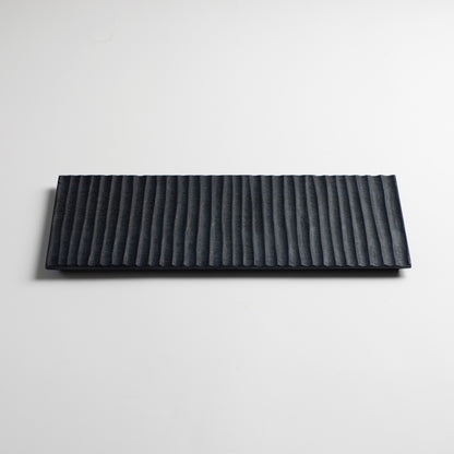 Plat chêne strié teint à l'indigo S