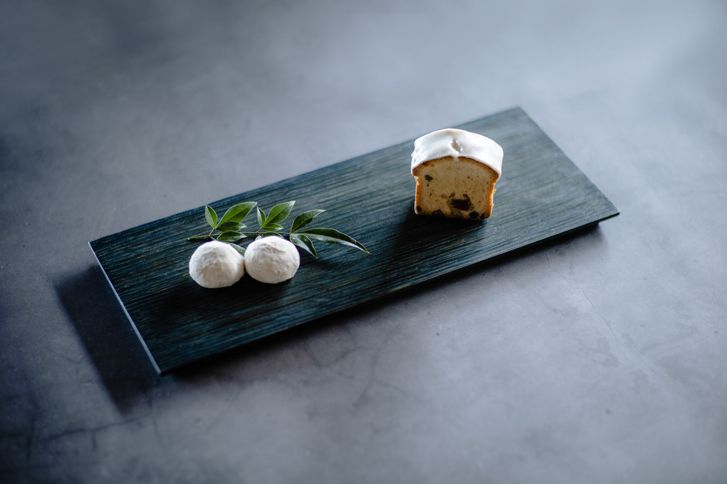 Plat en chêne teint à l'indigo S