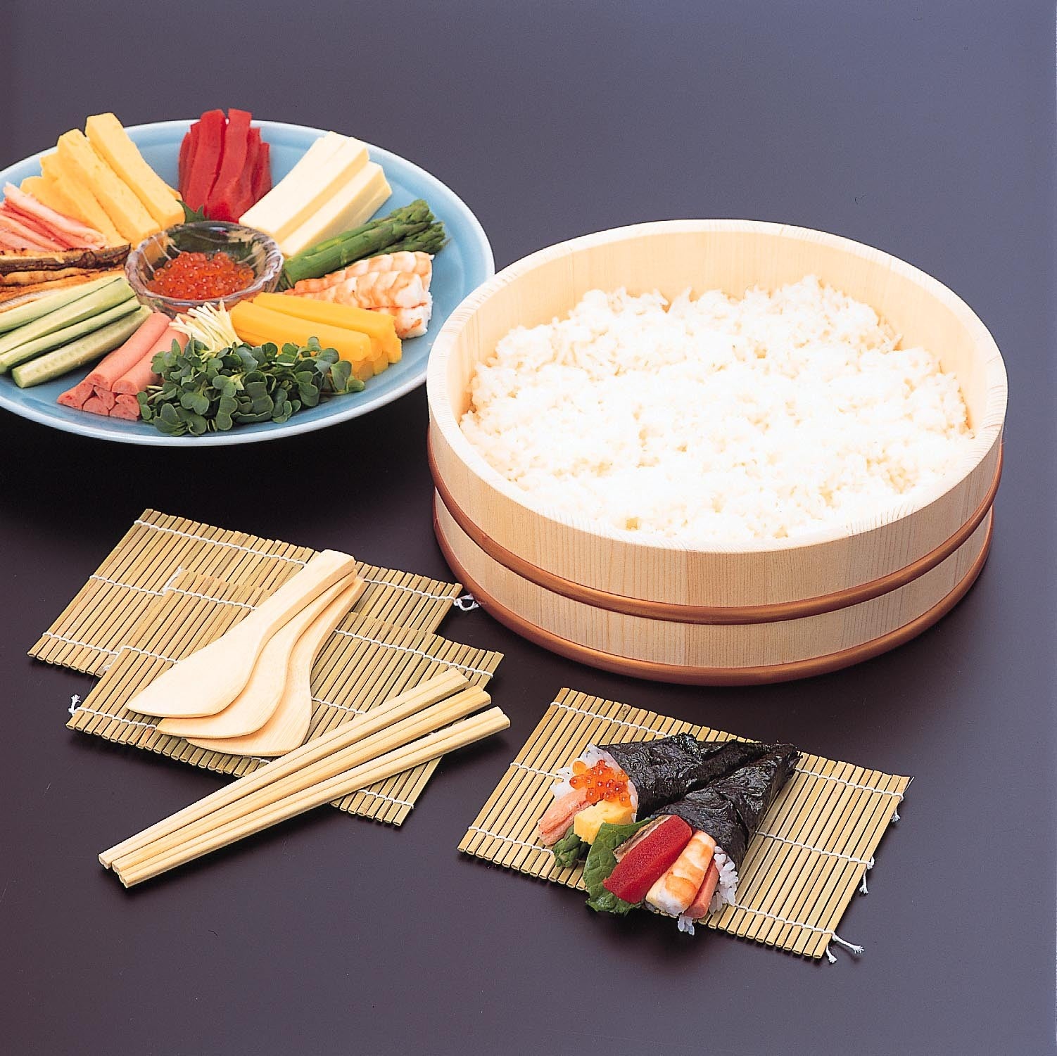 Set Temakizushi avec récipient a riz, 3 lattes a sushi et 3 spatules a riz, 3 baguettes