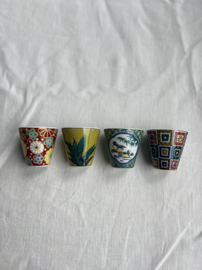 Verre à saké en porcelaine Kutaniyaki ""Umekikumoyou"