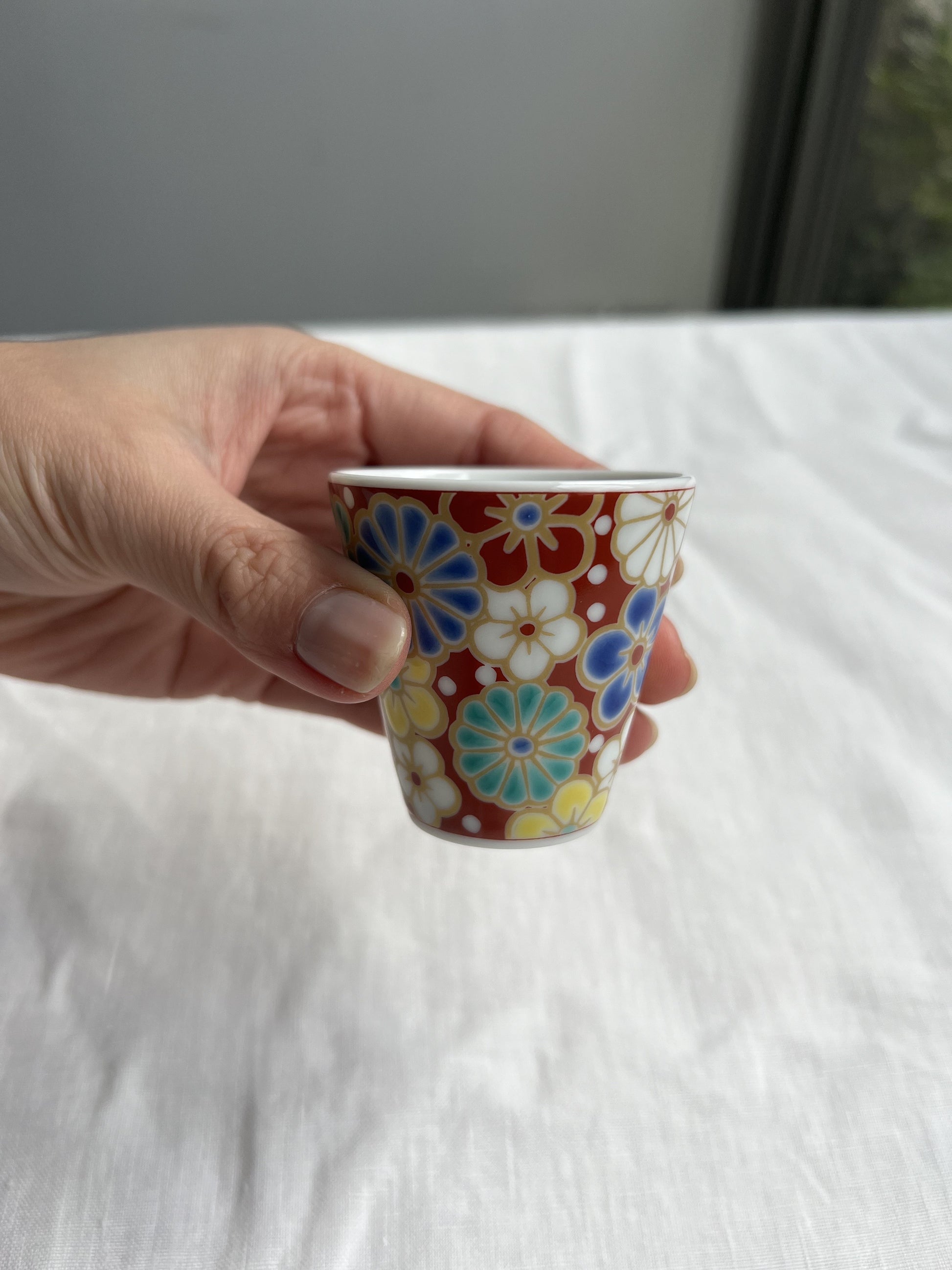 Verre à saké en porcelaine Kutaniyaki ""Umekikumoyou"