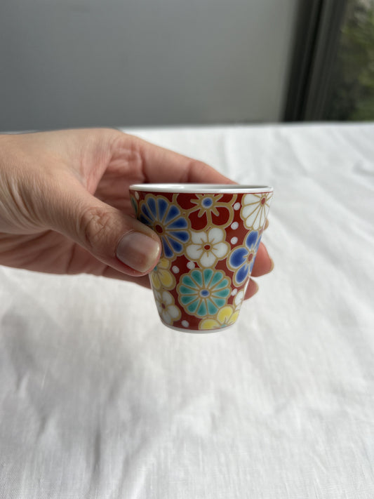 Verre à saké en porcelaine Kutaniyaki ""Umekikumoyou"