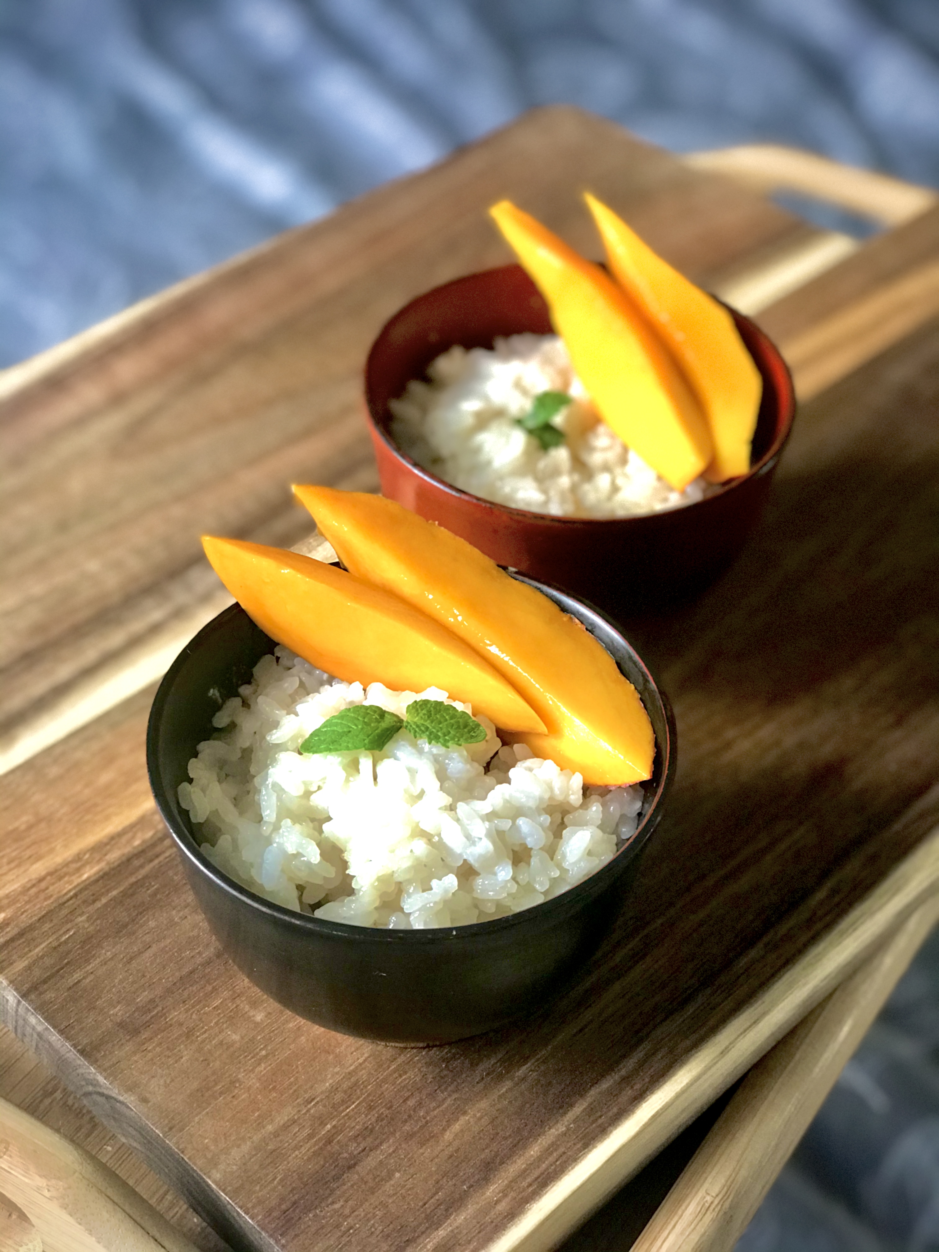 bols de riz au lait de coco accompagnés de mangue